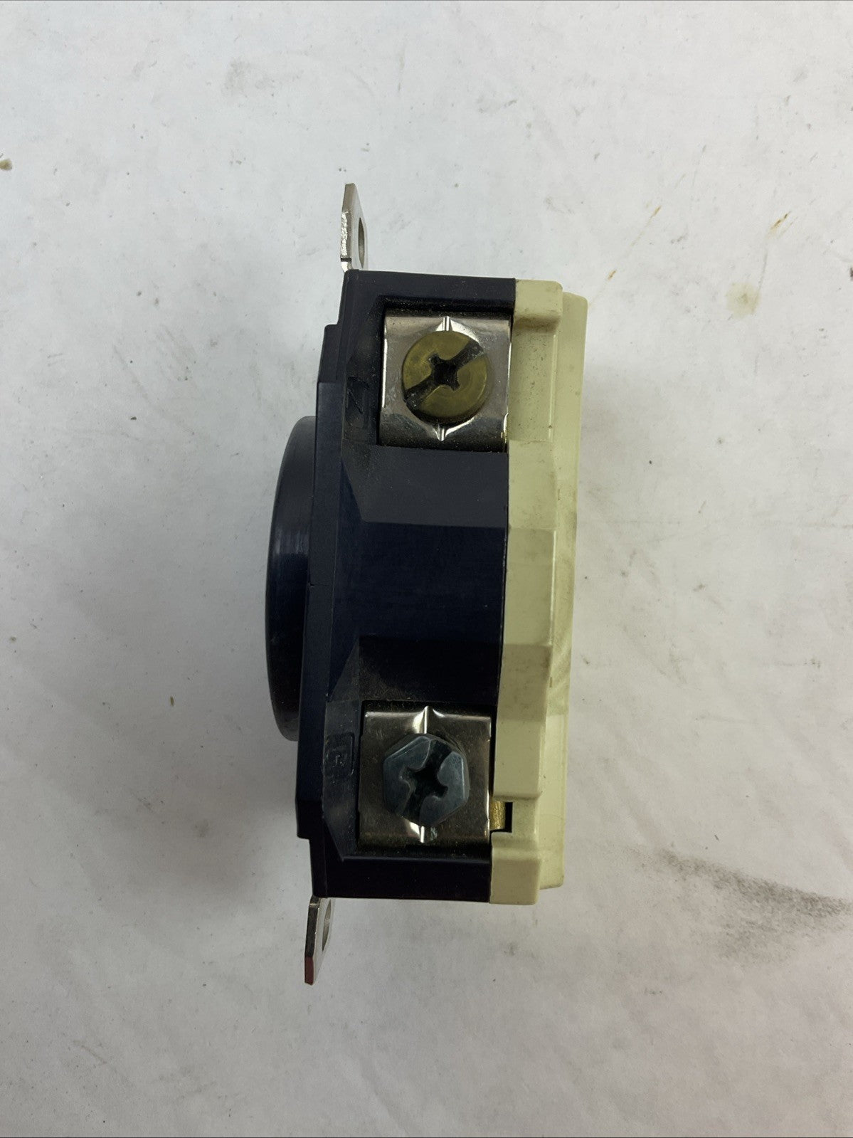 LEVITON L16-20 20A 480V RECEPTACLE