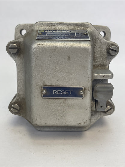 SQUARE D CLASS 9001 TYPE GR-104 SER A PUSHBUTTON RESET STATION 600VAC