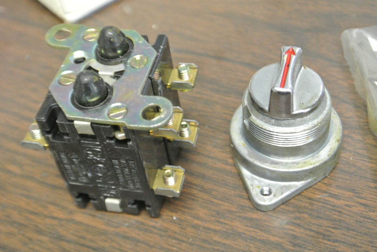 GENERAL ELECTRIC CR2940UB203M HD OILTIGHT SELECTOR SWITCH / RED / NEW SURPLUS