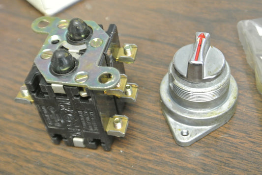 GENERAL ELECTRIC CR2940UB203M HD OILTIGHT SELECTOR SWITCH / RED / NEW SURPLUS