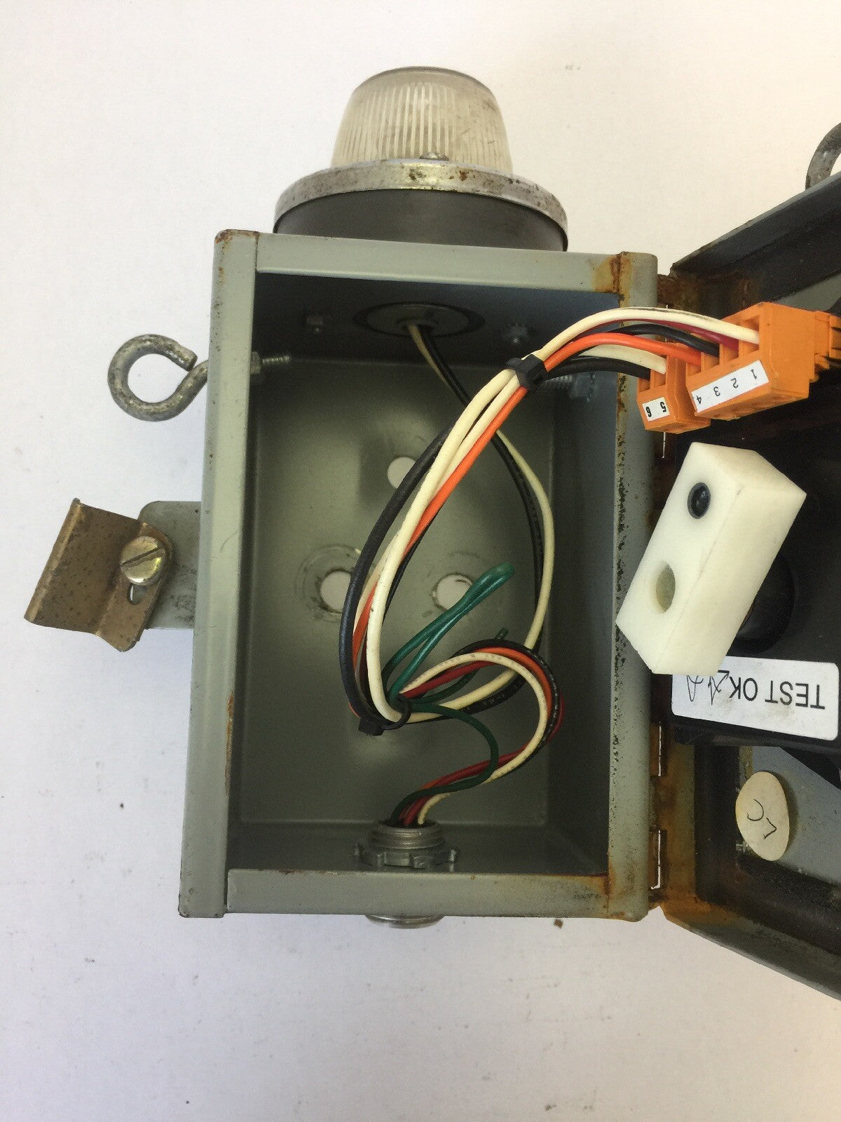 STRATOLITE #105 SAE-R(2)-72 D.O.T. PM-392 ENCLOSURE MISSING/BROKE LED BULB