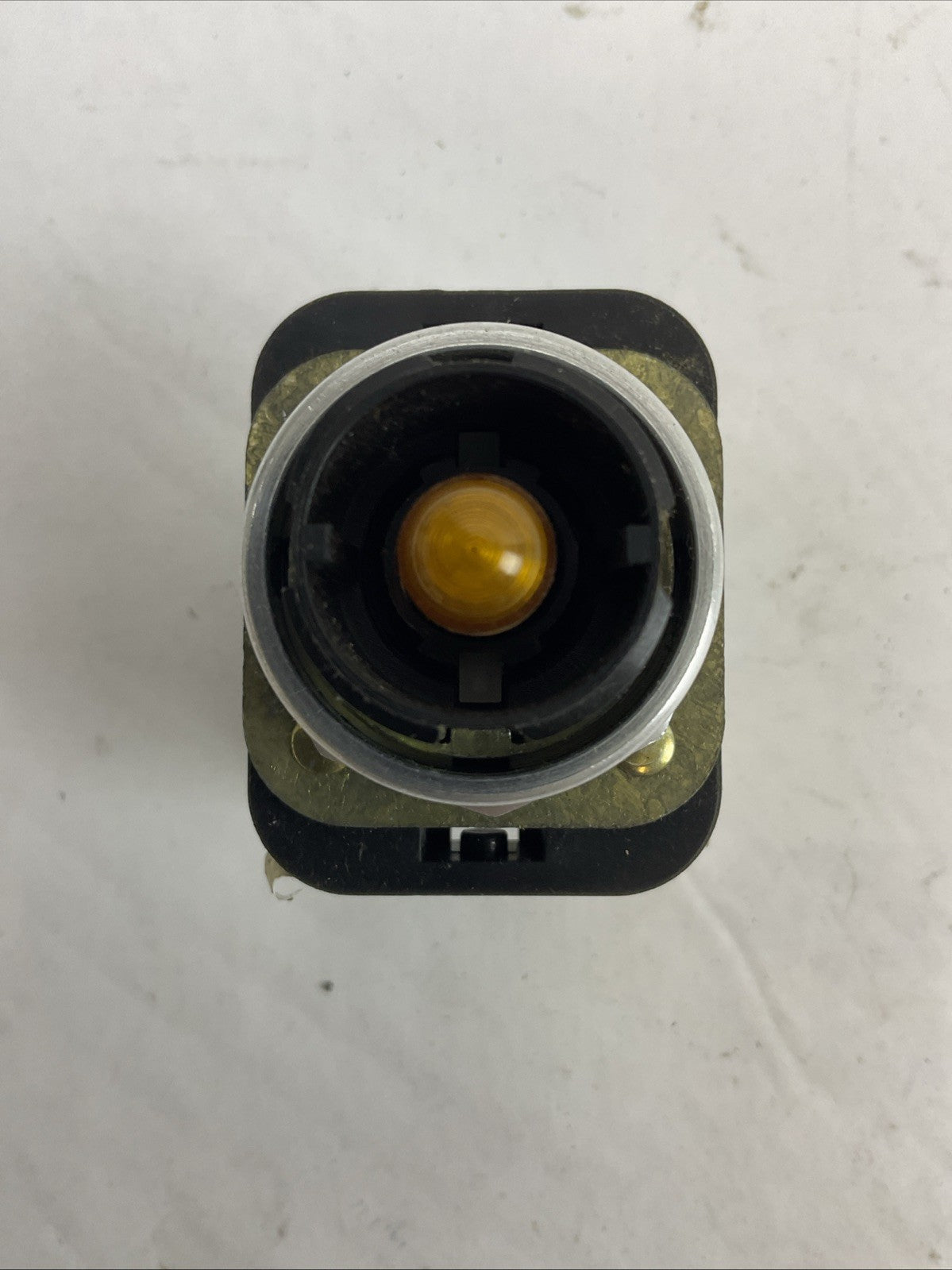 ALLEN BRADLEY 800T-QMH24A SER T ILLUMINATED PUSH BUTTON 24V NO LENS