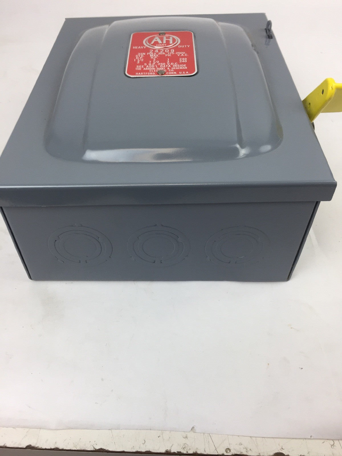 ARROW HART 24209 HEAVY DUTY ENCLOSED SWITCH 3 SN POLES 30 AMPS 125-250V FUSIBLE