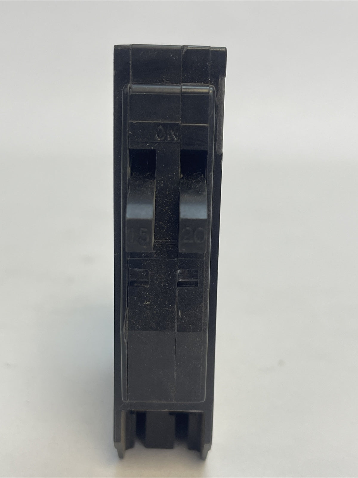 SQUARE D QOT1520 CIRCUIT BREAKER 15A 20A 120/240 VAC TWO 1 POLE UNITS CTL