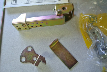 SQUARE D 9423 M-5 - DOOR CLOSING  MECHANISM MECHANICAL INTERLOCK - NEW SURPLUS
