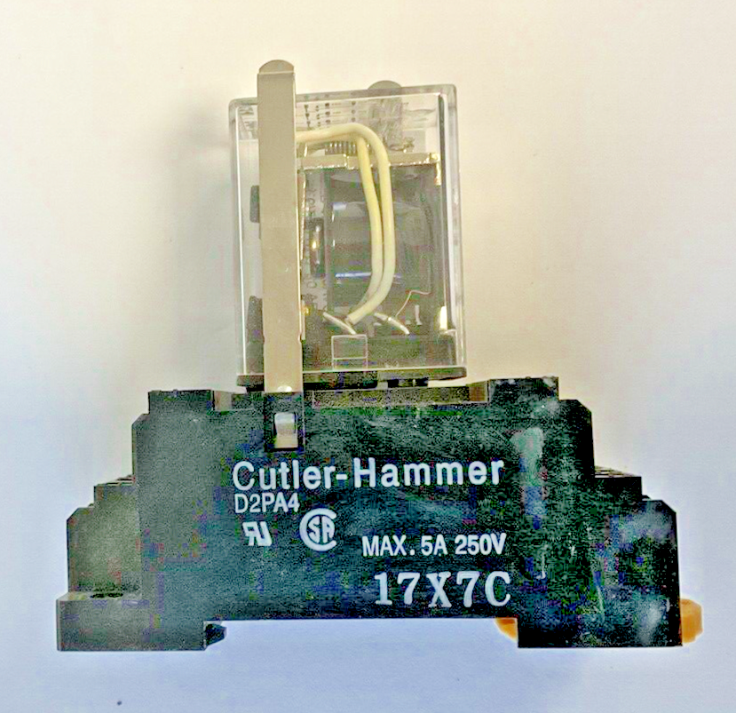 CUTLER HAMMER D2PR4T1 SER.A2 RELAY 24VDC W/ D2PA4 RELAY SOCKET 5A 250V