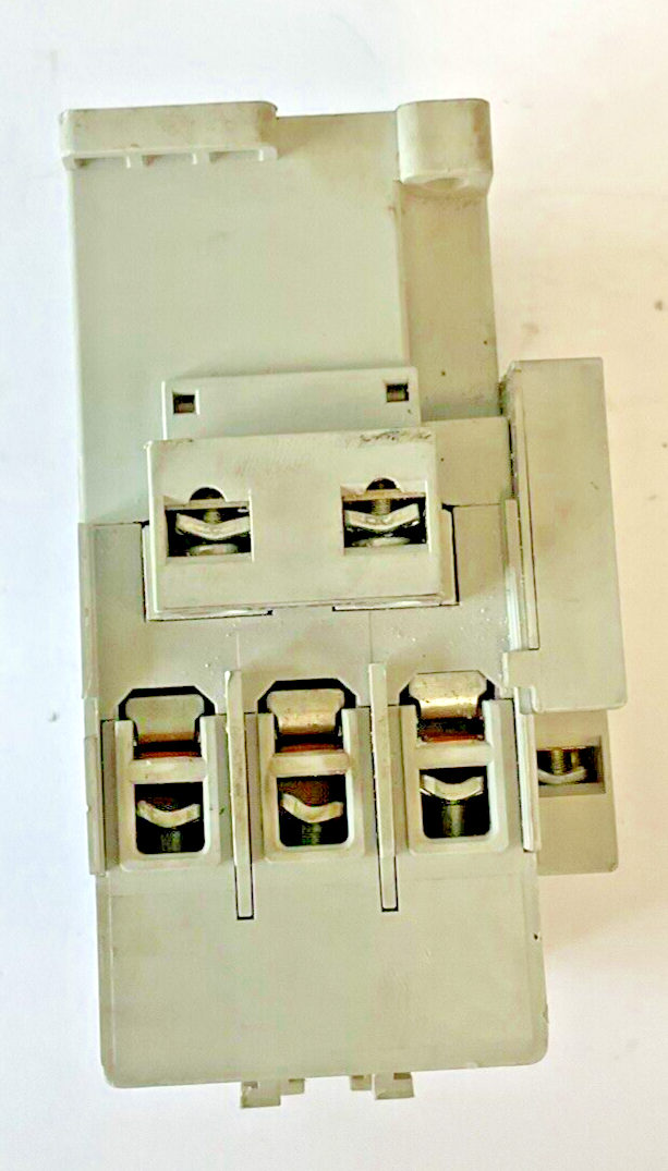 ALLEN BRADLEY 100-C30*00 CONTACTOR SER.C 690V 65A W/ 100-S SER.B AUX CONTACT
