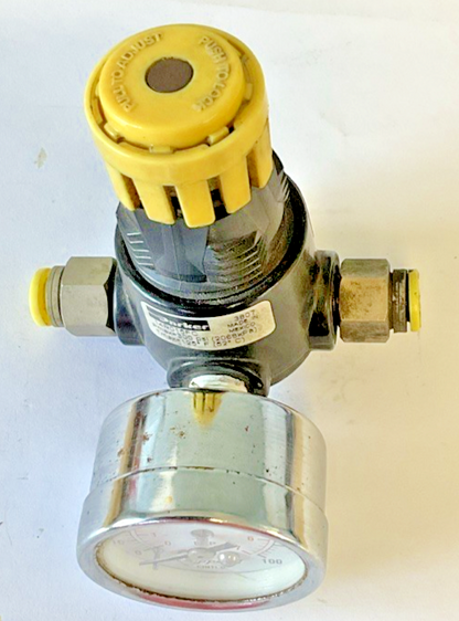 PARKER 14R015FC PNEUMATIC REGULATOR 300PSI WITH GAUGE