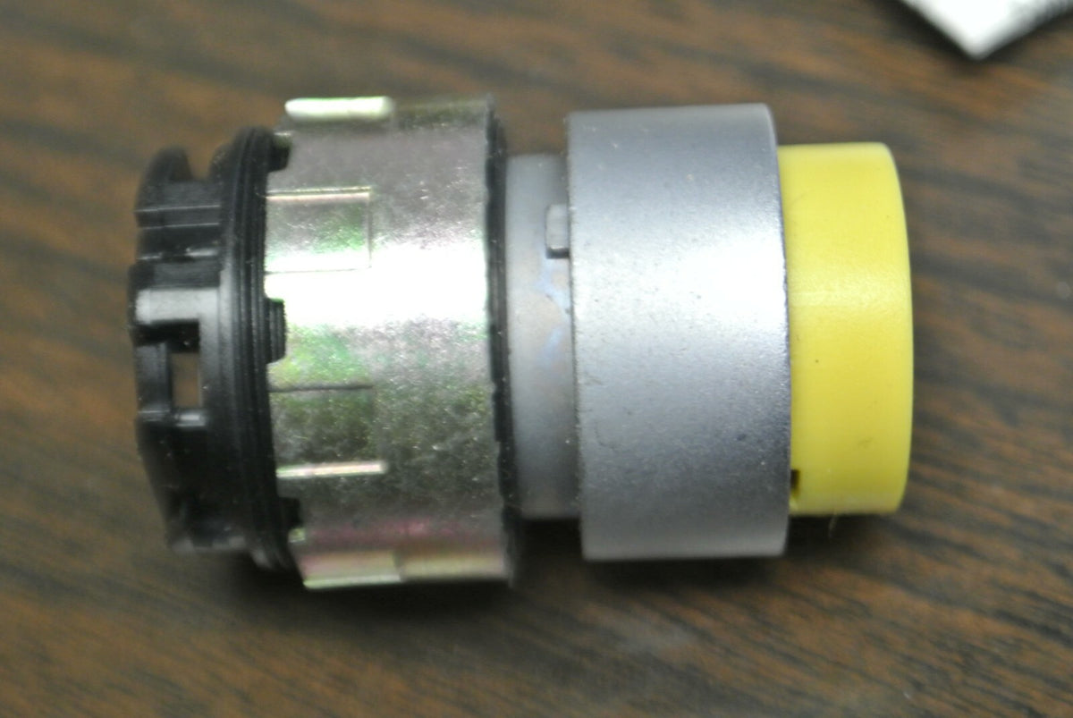 GENERAL ELECTRIC CR304ABF00AE OILTIGHT YELLOW PUSHBUTTON OPERATOR / NEW SURPLUS