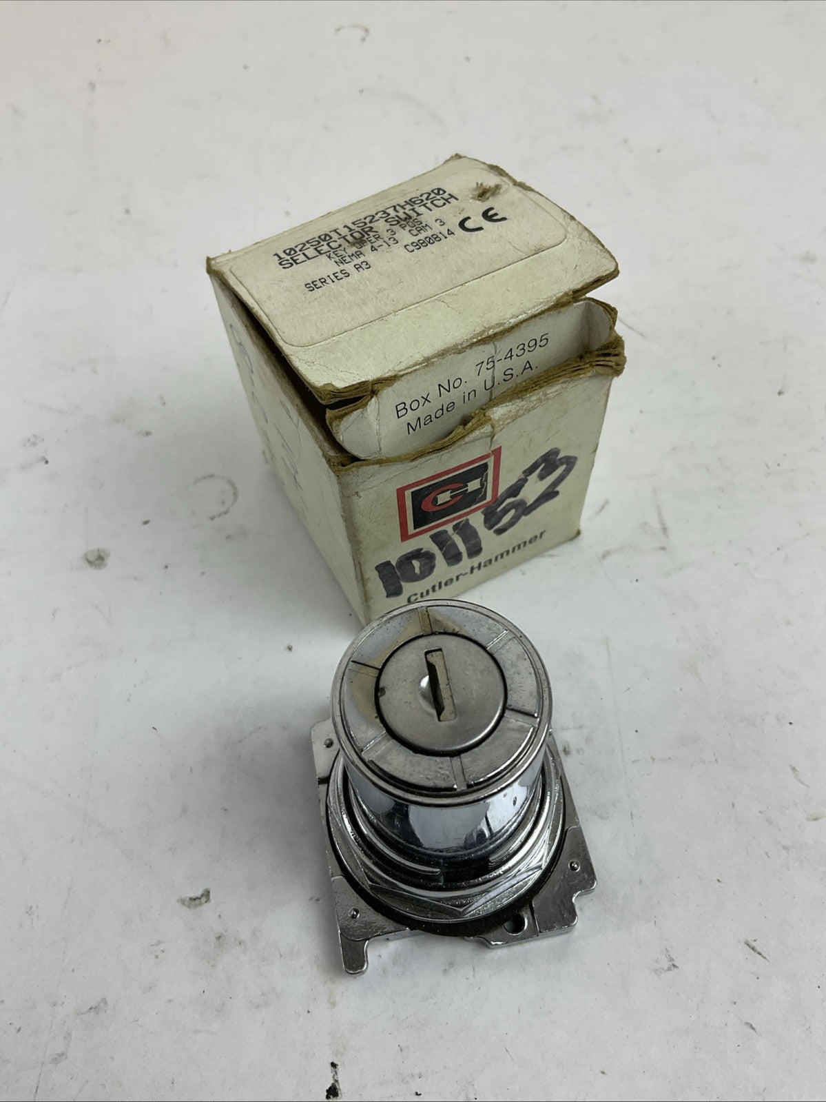 CUTLER HAMMER 10250T15237H620 SELECTOR SWITCH KEY OPERATED 3 POSITION (NO KEY)