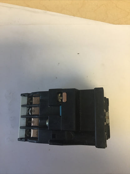 SIEMENS 3TH8022-0A CONTACTOR 2NO 2NC 600VAC 10AMPS ***LOTOF2***