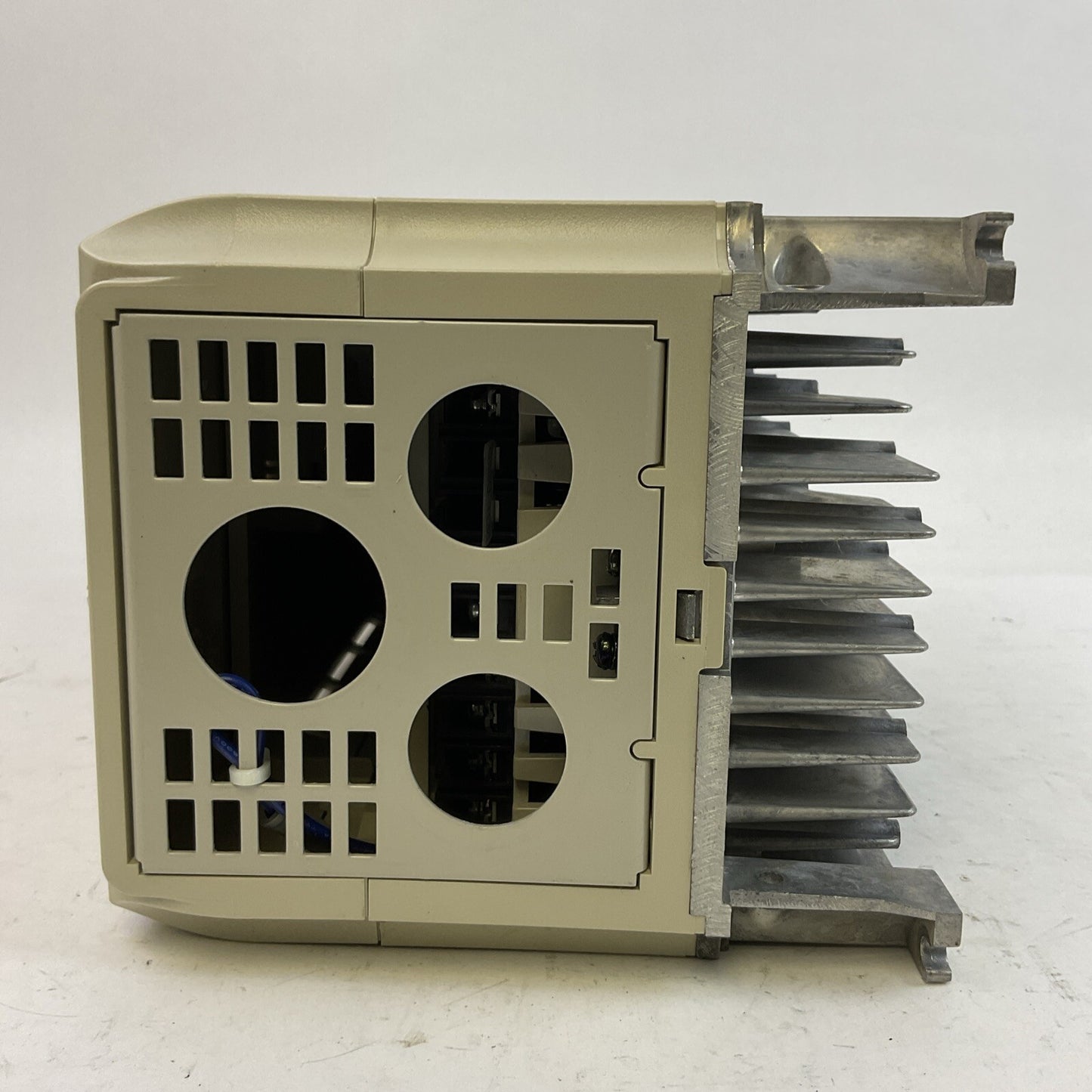 YASKAWA CIMR-E7U22P2 AC DRIVE VARISPEED E7 OUTPUT 0-240VAC 3PH 10.8A 4.1kVA