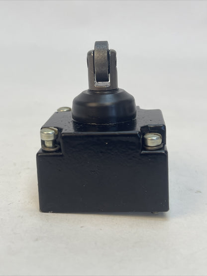GE CR215GH87 TOP ROLLER PLUNGER HEAD ONLY WITH VITON SEALS FOR PLUG IN LIMIT SWI