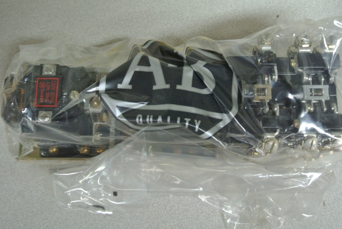 ALLEN-BRADLEY 700-BXL840A1 - AC RELAY TYPE BXL - 110/120V, 8-POLE - NEW SURPLUS