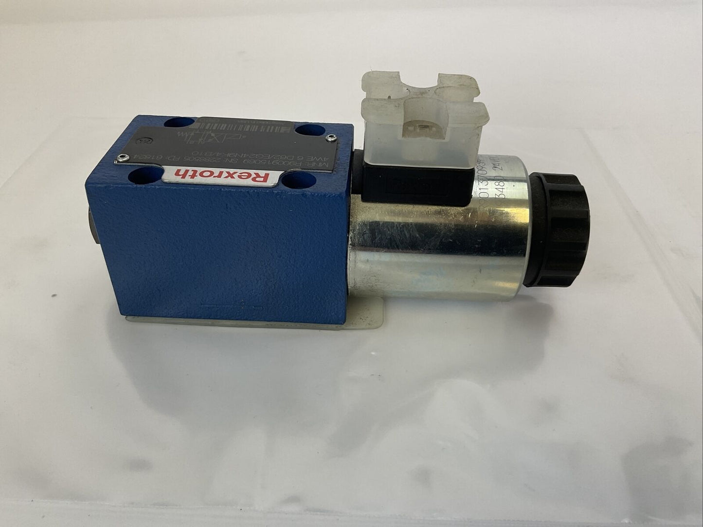 REXROTH R900915069 DIRECTIONAL CONTROL VALVE 24VDC