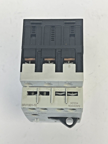SIEMENS - 3RV1011-1BA10 & 3RV1901-1E-CIRCUIT BREAKER W/ SWITCH TRANSVERSE