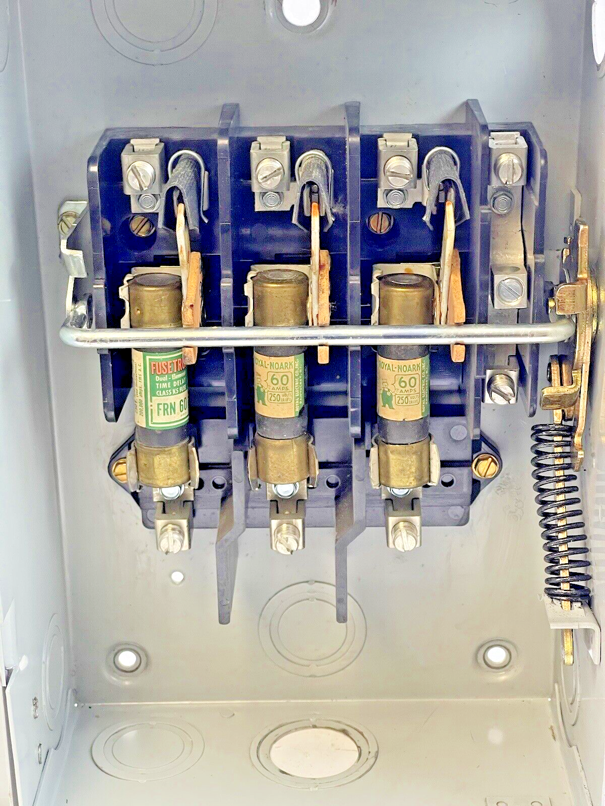 EATON - POWER MASTER - G322SNK - SAFETY SWITCH W/FUSES - 60 A, 240 VAC, TYPE 1