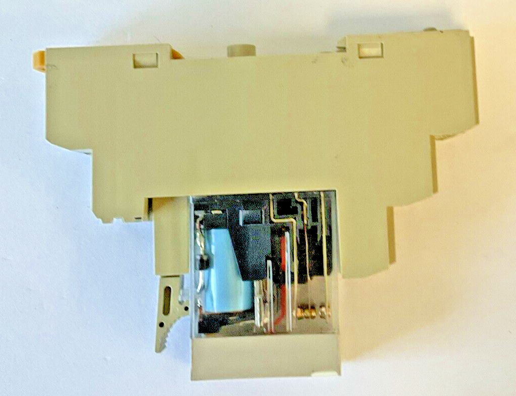 OMRON 1082EW SOCKET 5A 250V W/ G2R-2-SND RELAY ***LOTOF2***