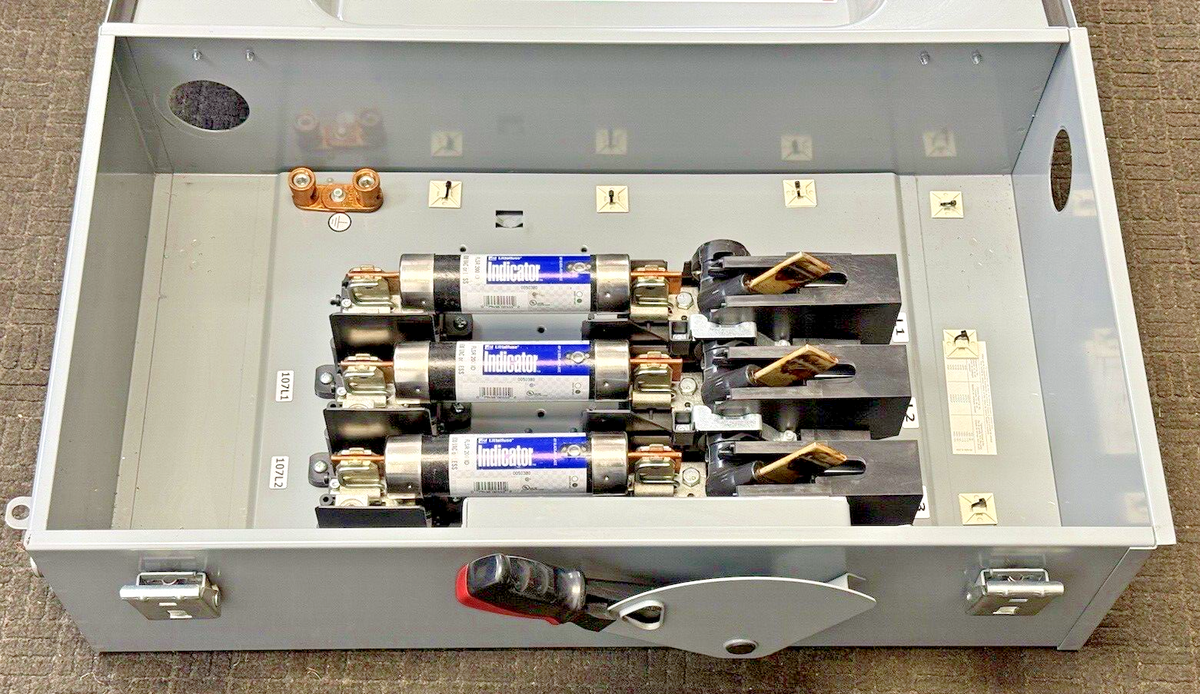 SQUARE D - H364AWK SER. F06 - SINGLE THROW FUSIBLE DISCONNECT SWITCH -200A, 600V