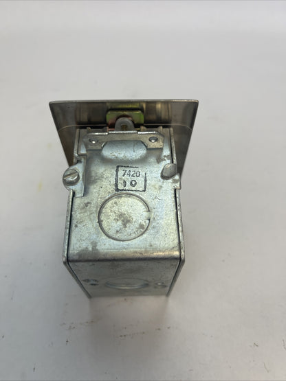 SQUARE D 9001 BF-19 START STANDARD DUTY PUSH-BUTTON STATION 600 VAC/VDC SERIES A