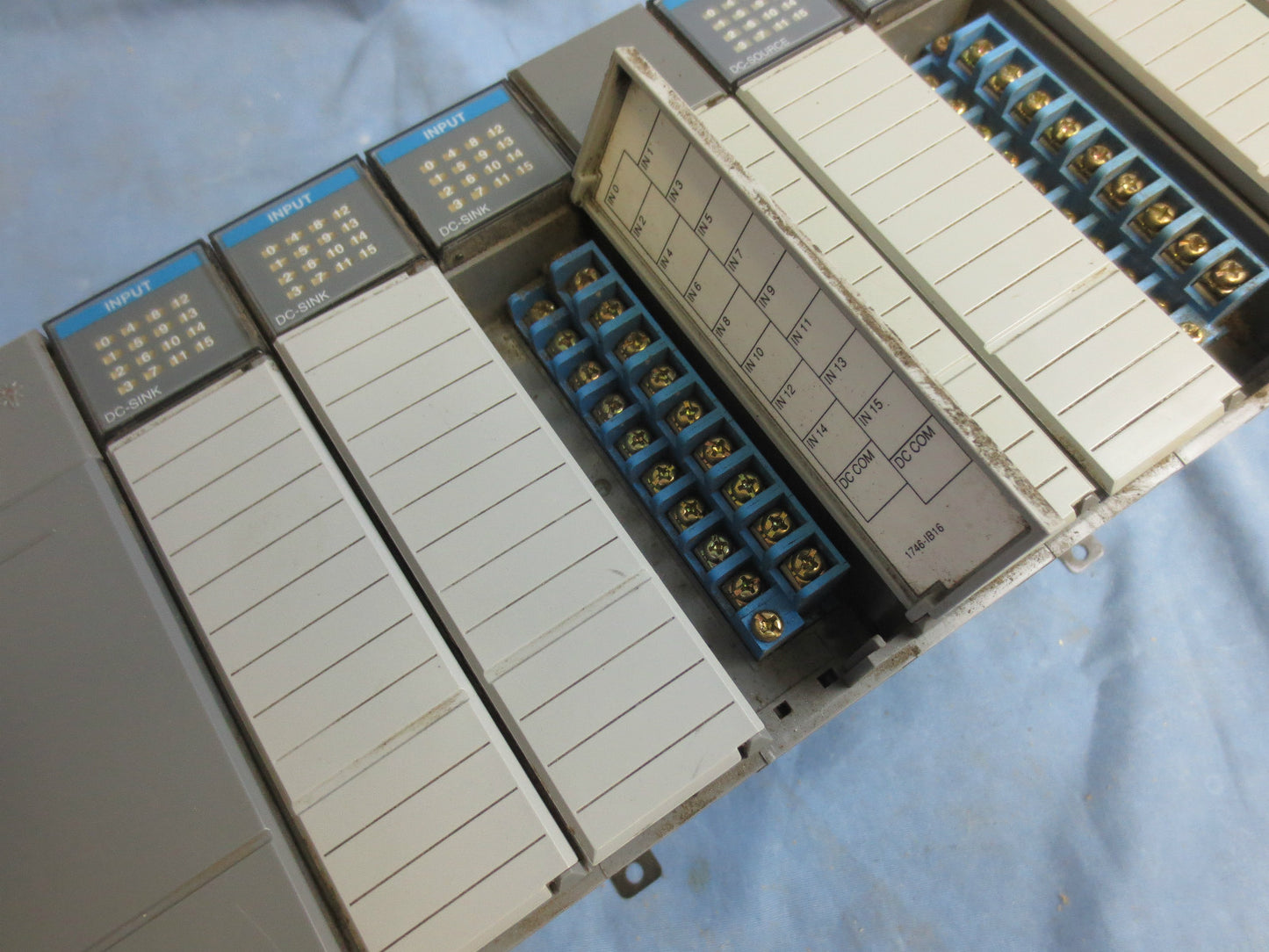 ALLEN-BRADLEY 1746-P2 Ser. C + 1746-IB16 & (3) 1746-OB16 MODULES + 1746-A7 RACK