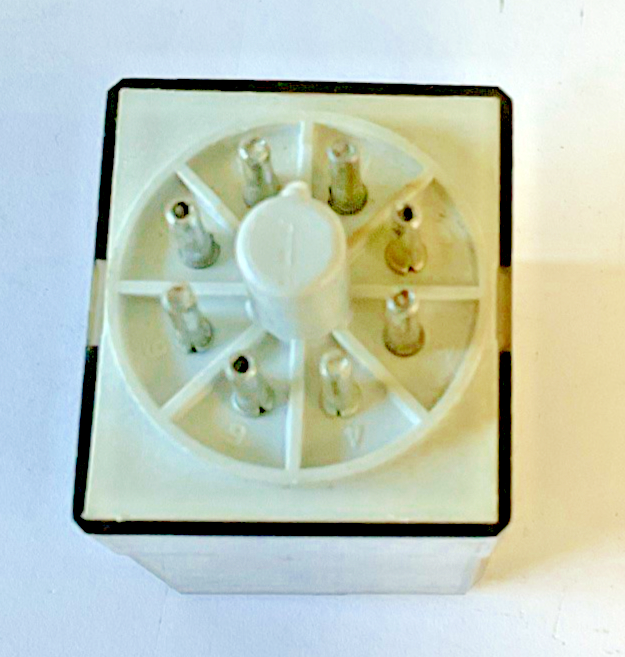 ALLEN BRADLEY 700-HA32Z24 SER D  RELAY  250VAC 10A 30VDC****LOTOF2****