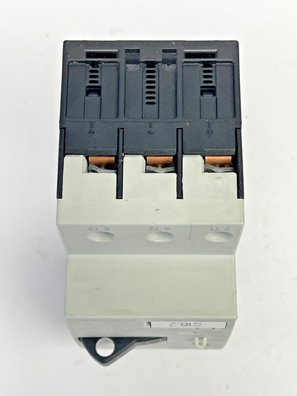 SIEMENS - 3RV1011-0KA10 & 3RV1901-1E-CIRCUIT BREAKER W/ SWITCH TRANSVERSE