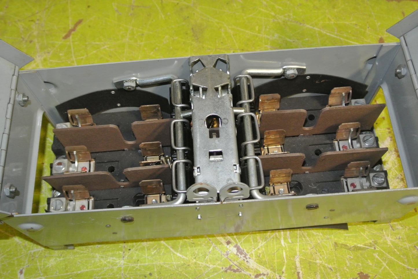 I-T-E V7B3222R - TWIN PANELBOARD VACU-BREAK SWITCH - 240V, 60A, 3-POLE