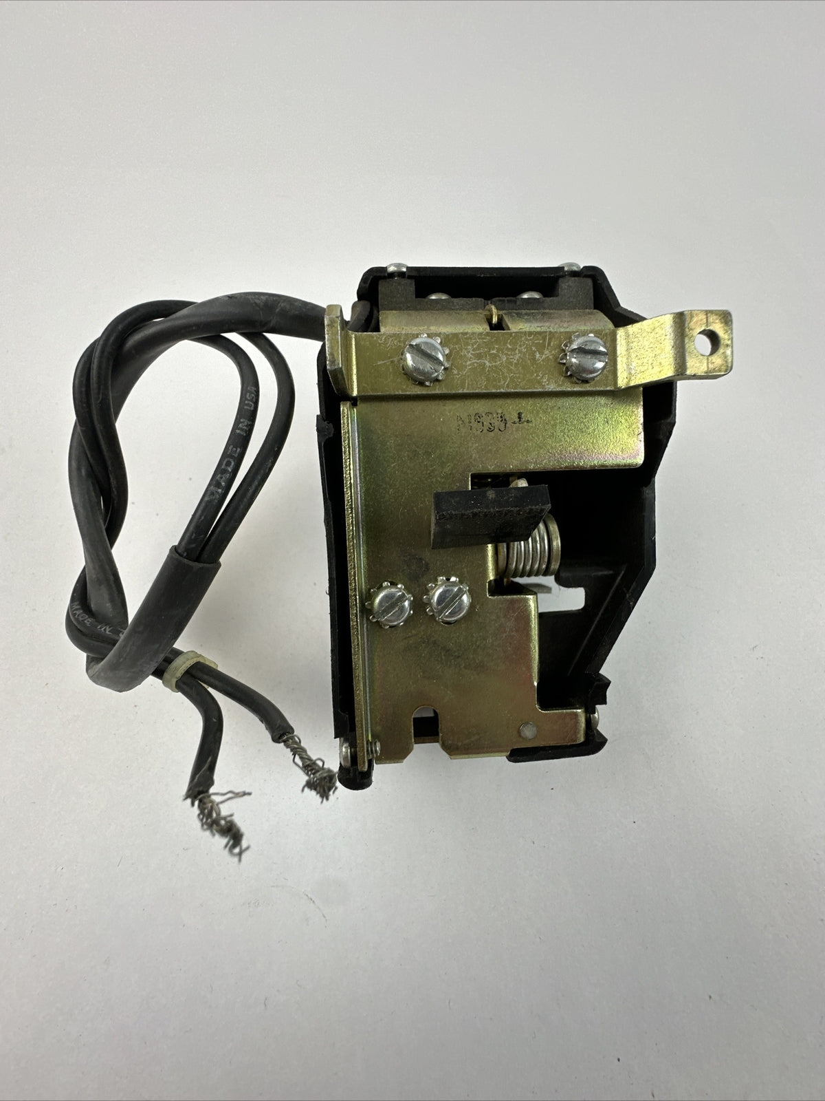 GE TVST12R SHUNT TRIP 120-240VAC 50/60HZ 125VDC CIRCUIT BREAKER ACCESSORY
