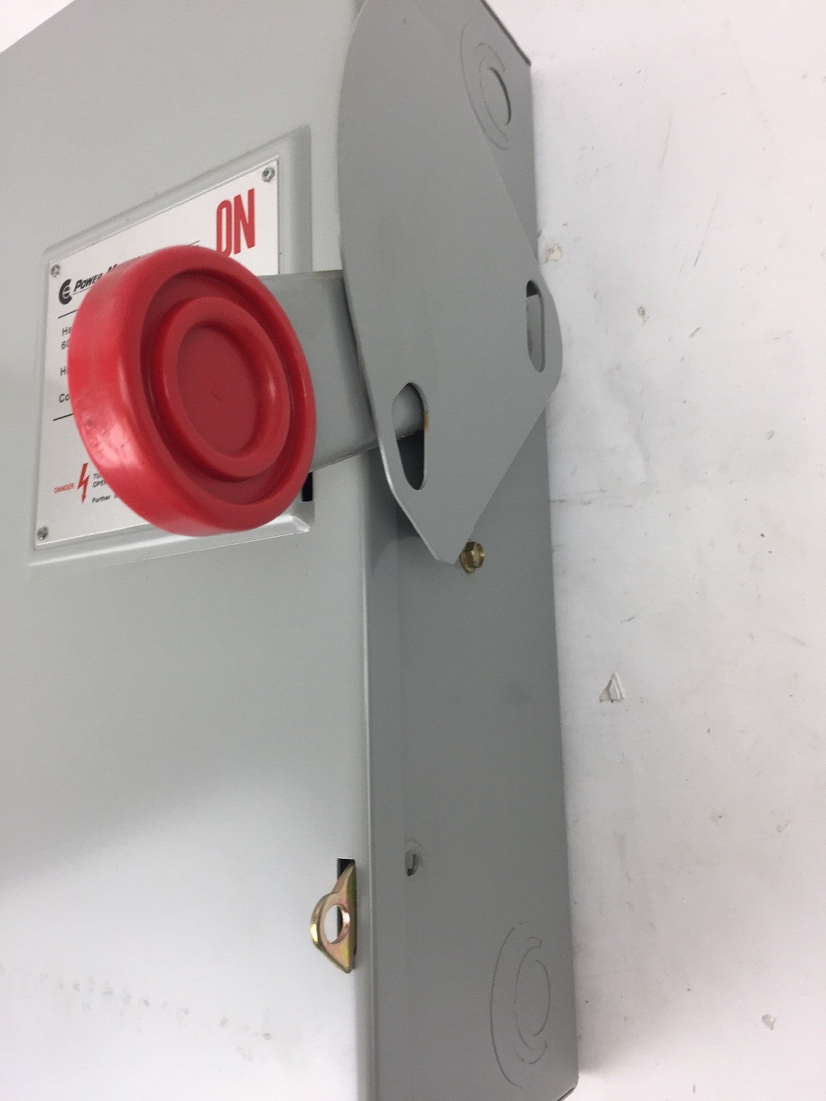 POWER MASTER H222SNK HEAVY DUTY SAFETY SWITCH 60A 240V 3 WIRE S/N FUSIBLE TYPE 1
