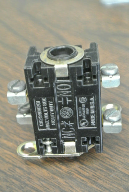 GENERAL ELECTRIC CR2940UA202F H.D. OILTIGHT PUSH BUTTON / WHITE / NEW SURPLUS