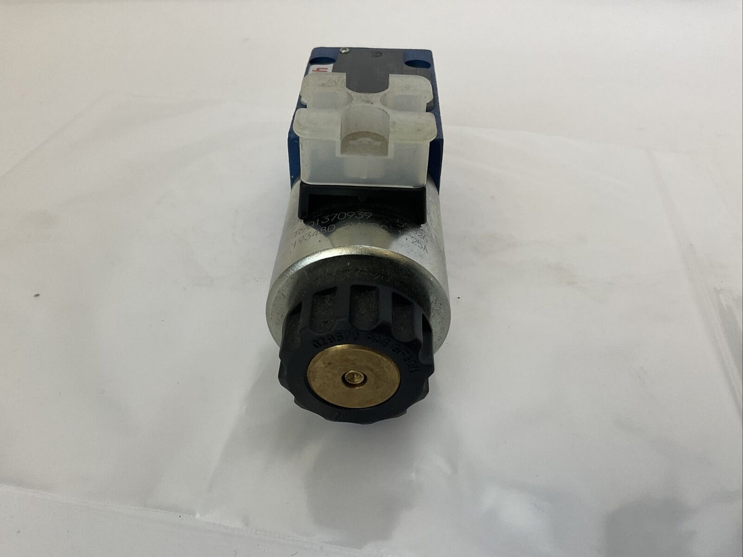 REXROTH R900915069 DIRECTIONAL CONTROL VALVE 24VDC