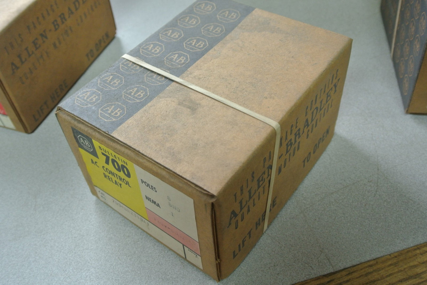 ALLEN-BRADLEY 700-BRZ310A1 AC CONTROL RELAY - 8 N.0. 120V COIL 10A NEW SURPLUS