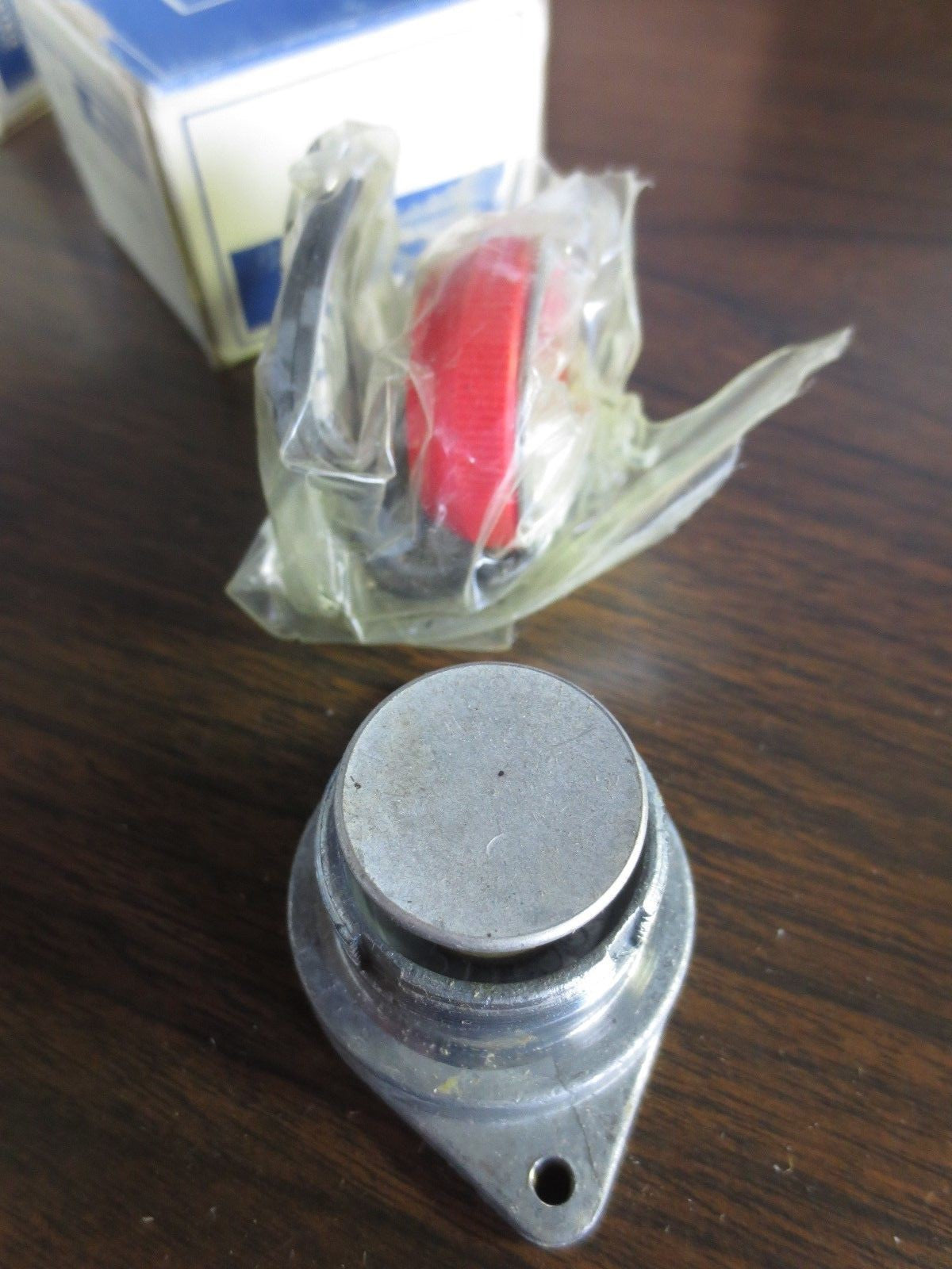 GENERAL ELECTRIC CR2940UA200C HEAVY DUTY OILTIGHT PUSHBUTTON OPERATOR / RED