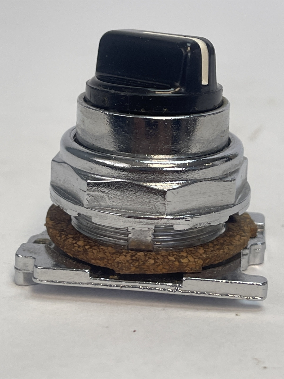 CUTLER HAMMER 10250T3032 SELECTOR SWITCH 3 POS. SPR. RET. NEMA 4-13 LEVER VERT