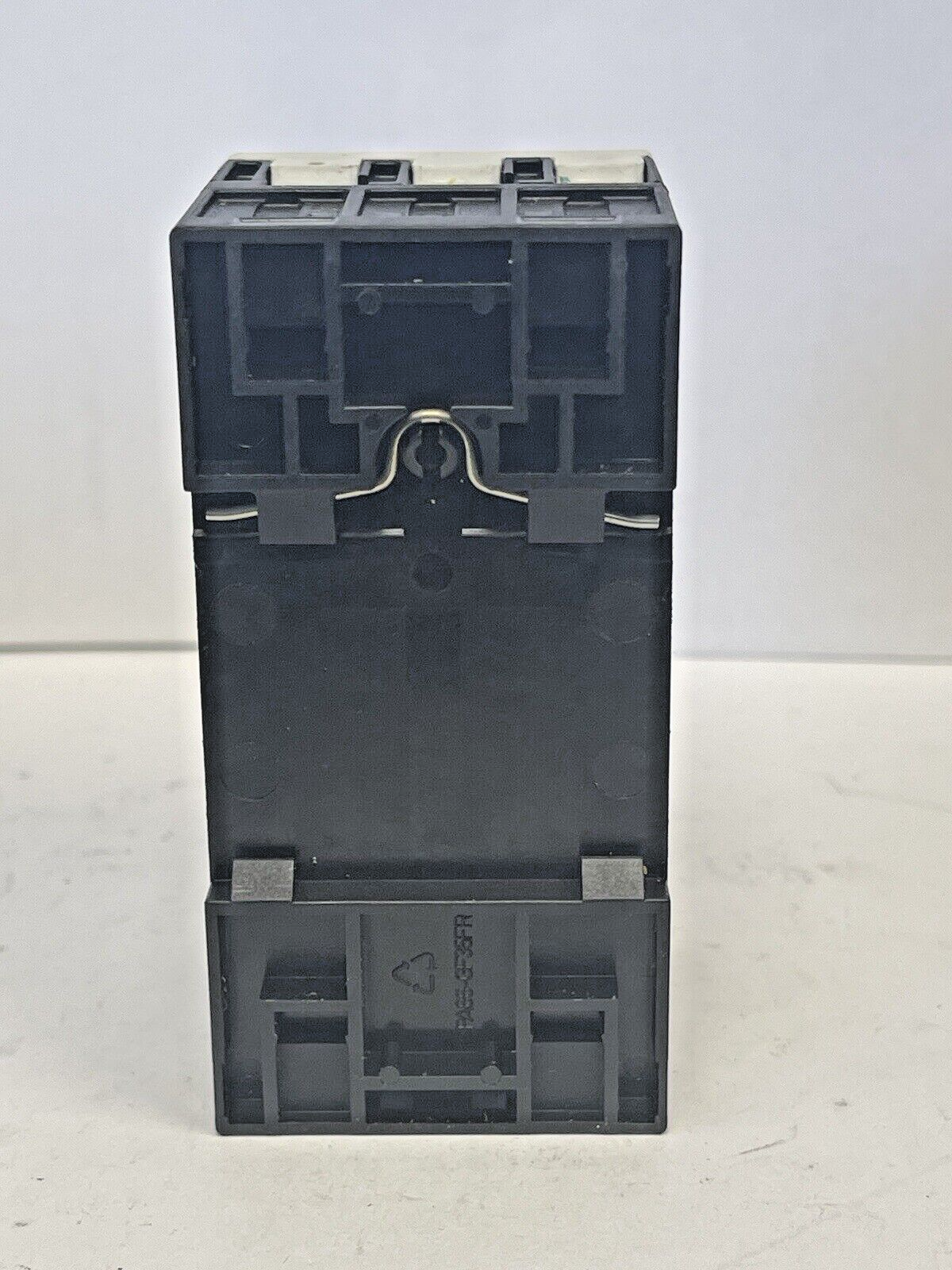 SIEMENS - 3RV1011-0EA15 & 3RV1901-1E-CIRCUIT BREAKER W/ SWITCH TRANSVERSE