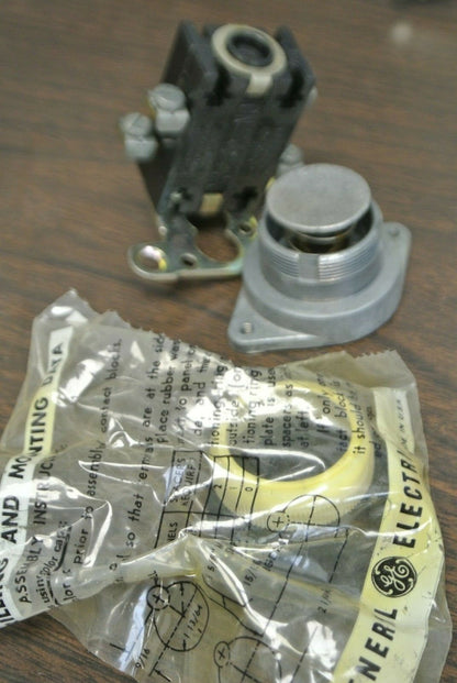 GENERAL ELECTRIC CR2940UA202F H.D. OILTIGHT PUSH BUTTON / WHITE / NEW SURPLUS