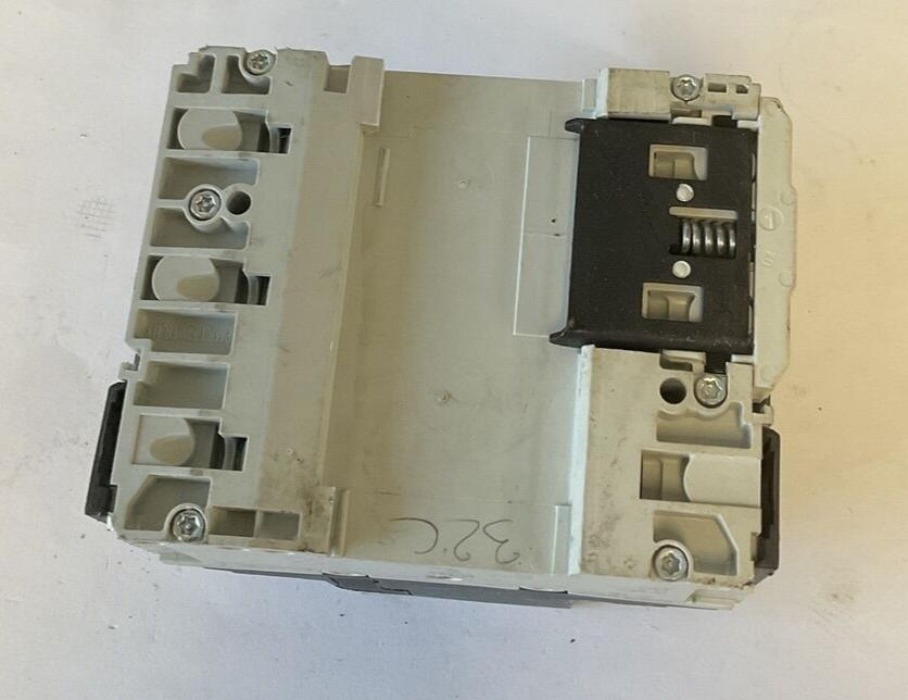 MERLIN GERIN NG125N CIRCUIT BREAKER 32A 690V CAT.A