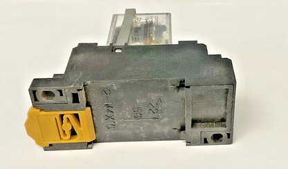 CUTLER HAMMER D2PR4A SER.A2 RELAY 120VAC W/ D2PA4 RELAY SOCKET 5A 250V