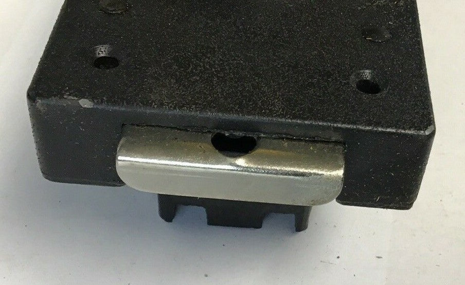 MACKWORTH G. REES 03476-004 PUSHBUTTON 2 1/4IN YELLOW PLUNGER W/ LATCH