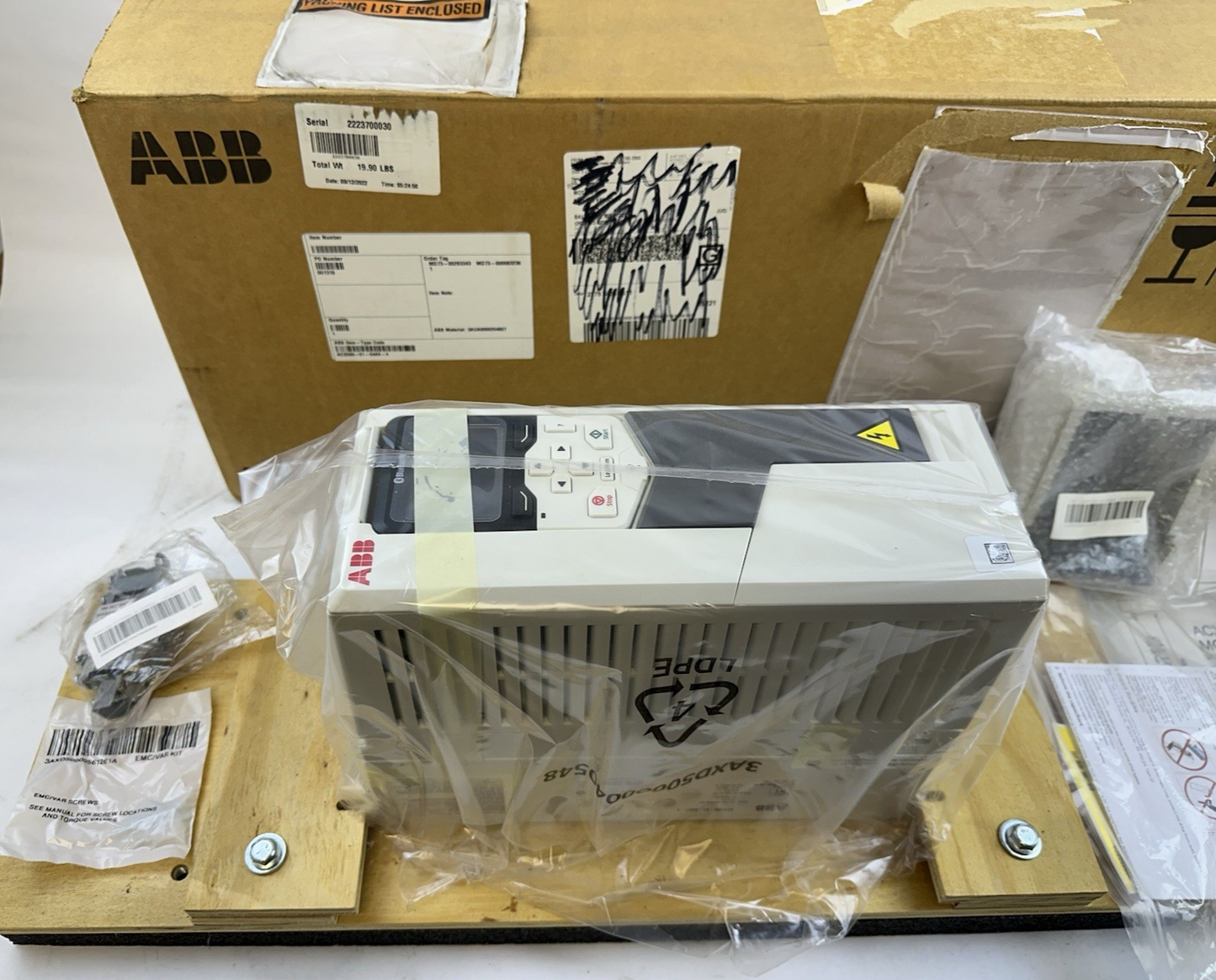 ABB ACS580-01-04A8-4 VFD VARIABLE FREQUENCY DRIVE 3HP 2.2KW 3PH 400-480VAC 4.8A