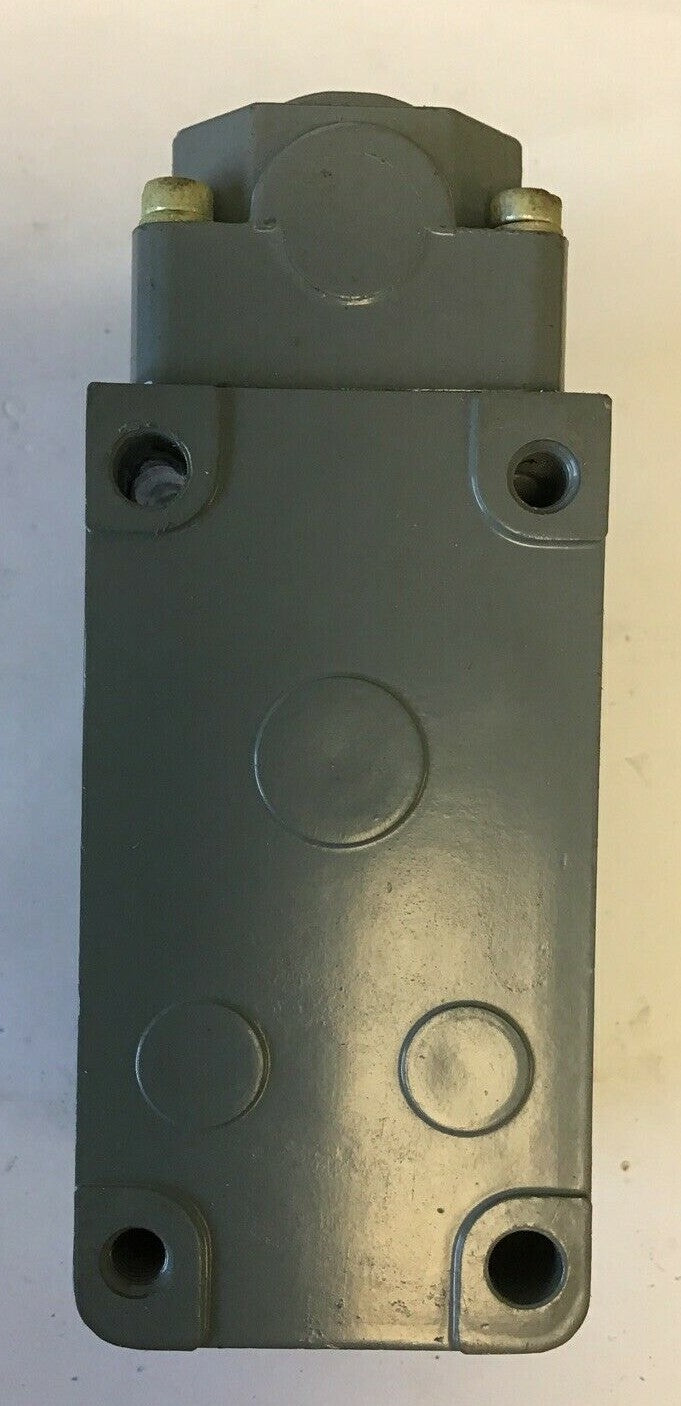 CUTLER HAMMER 10316H284B LIMIT SWITCH W/O LEVER 600VAC