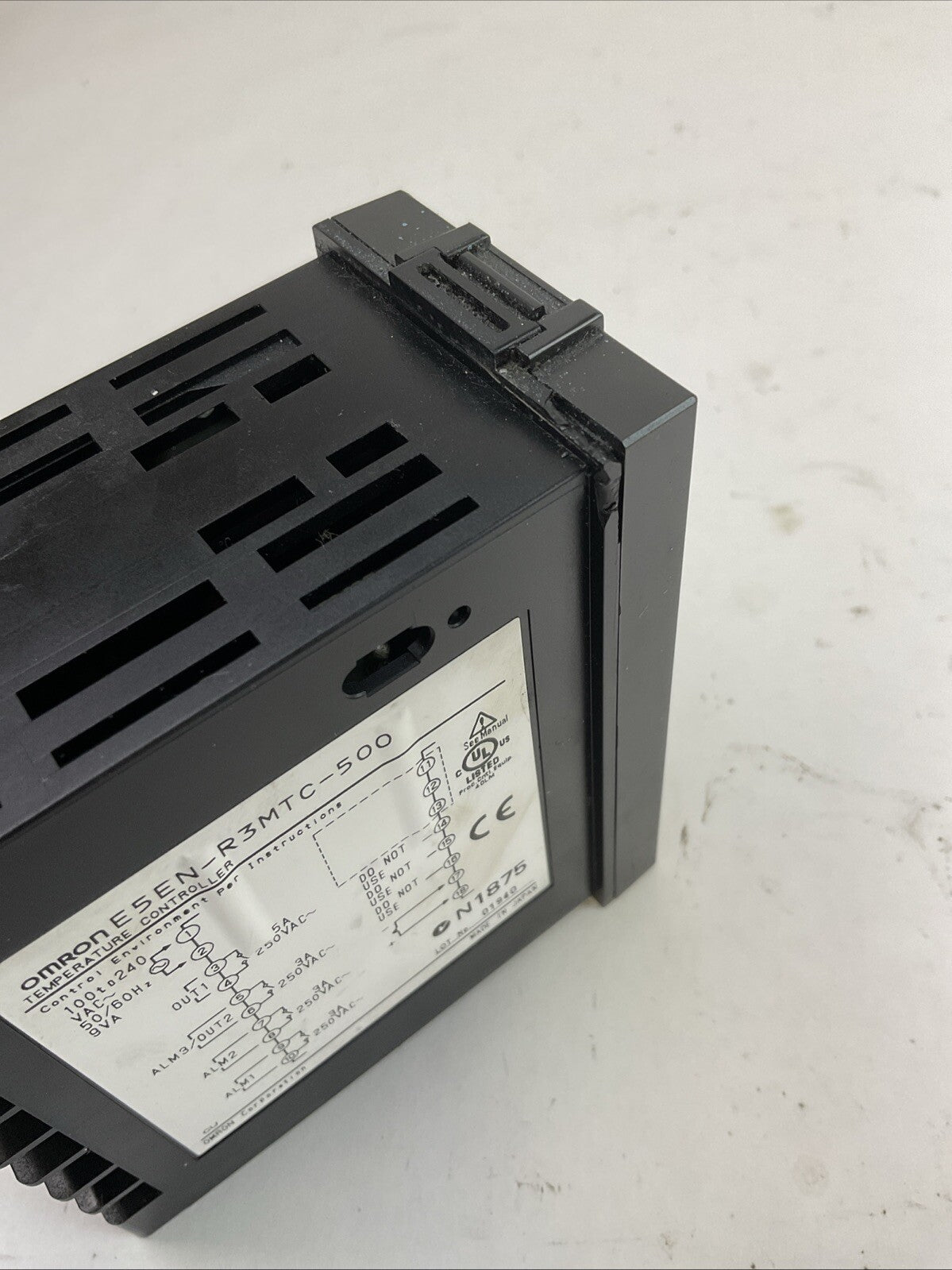 OMRON E5EN-R3MTC-500 TEMPERATURE CONTROLLER 100-240VAC 50/60HZ 9VA