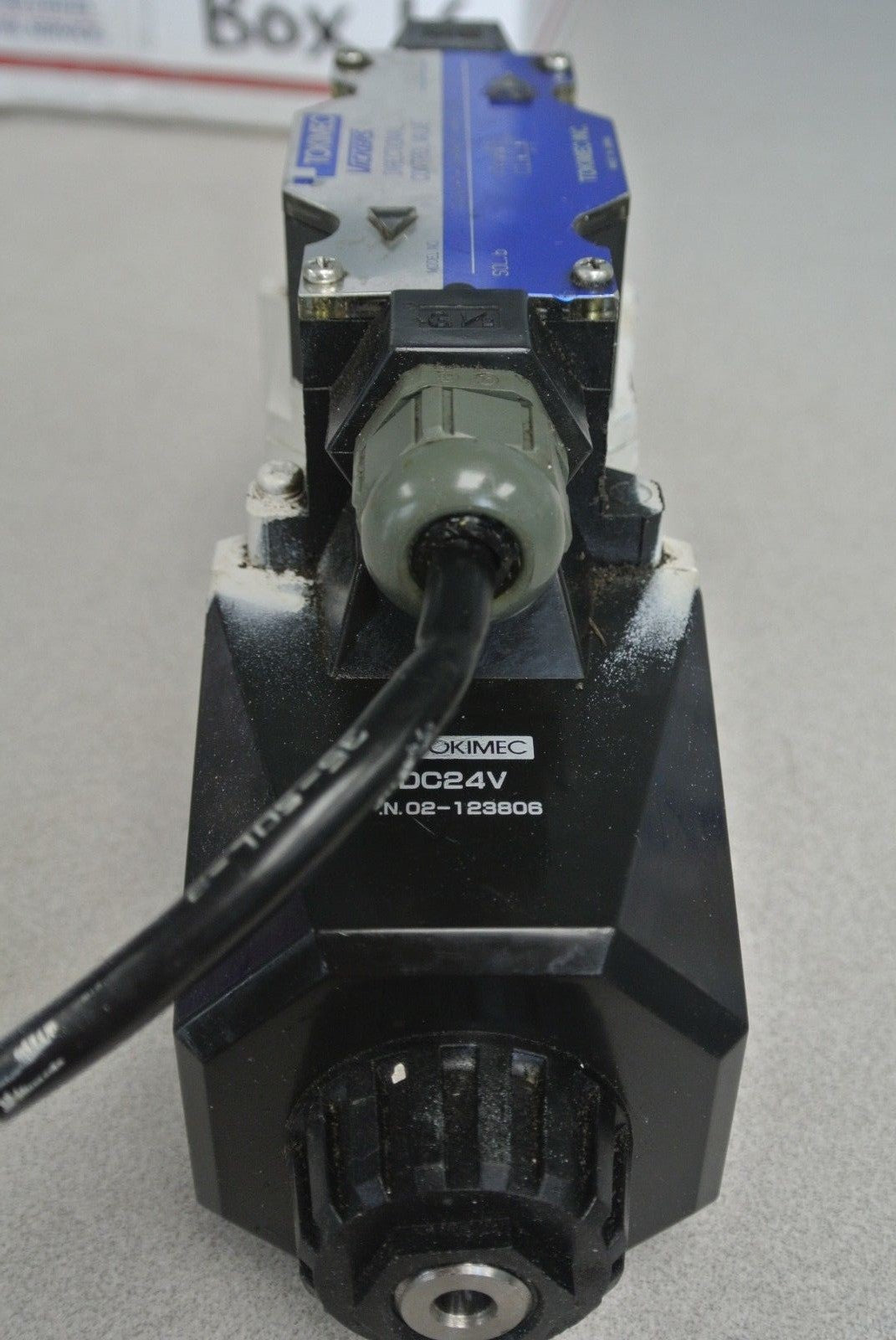 TOKIMEC / VICKERS DG4V-S-2A-M-P7L-H-7-40 DIRECTIONAL CONTROL VALVE / 24VDC COIL