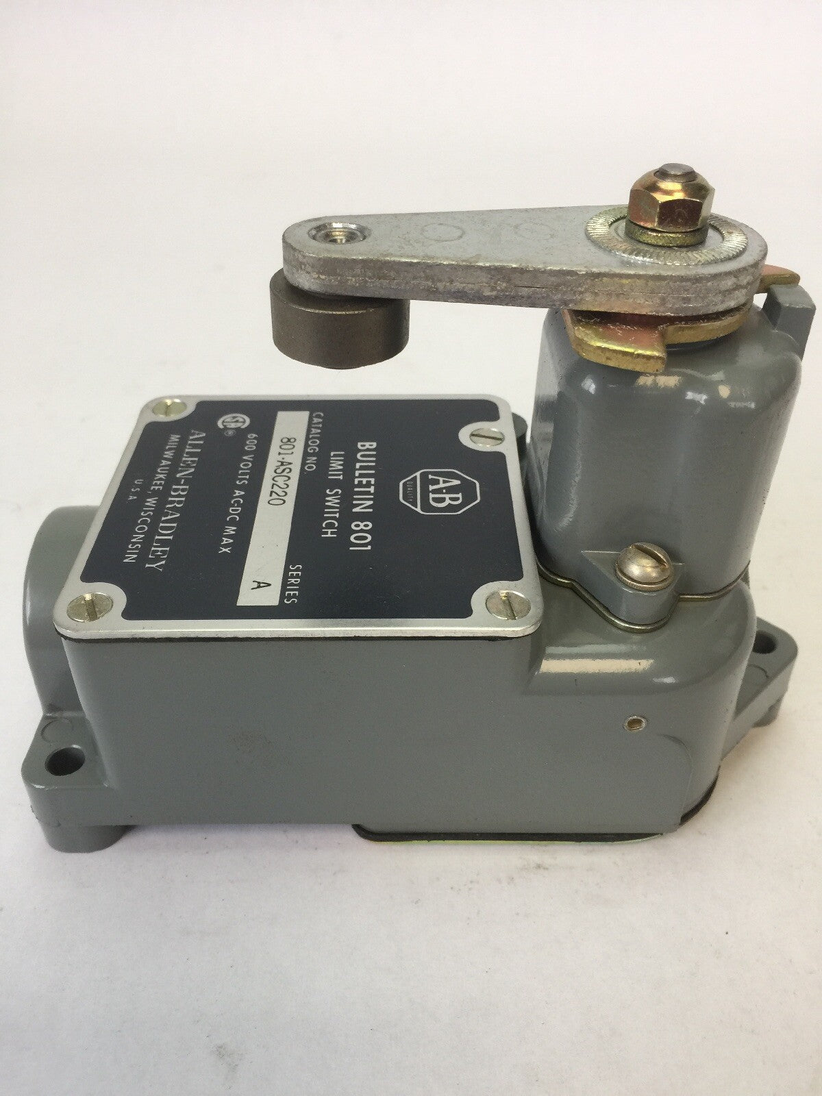 ALLEN BRADLEY 801-ASC220 LIMIT SWITCH ROLLER LEVER 600V AC/DC 1 N.O.-1 N.C. CONT