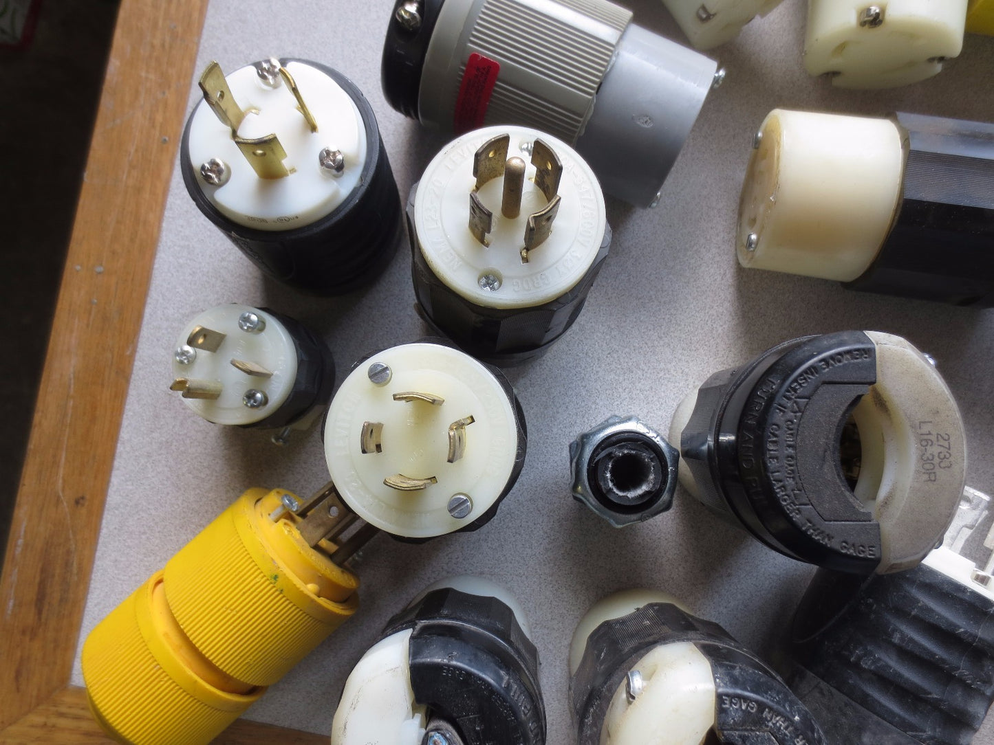MIXED LOT of ELECTRICAL PLUGS and RECEPTACLES - VERY GOOD - LOT of 18