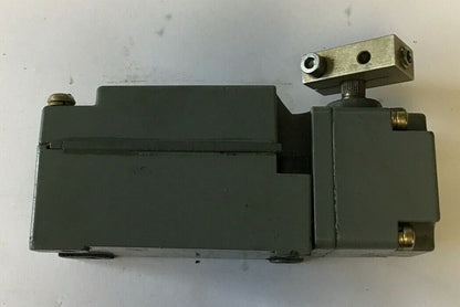 CUTLER HAMMER E50SB SER.A2 A600 LIMIT SWITCH W/ E50DD1 SWITCH HEAD.