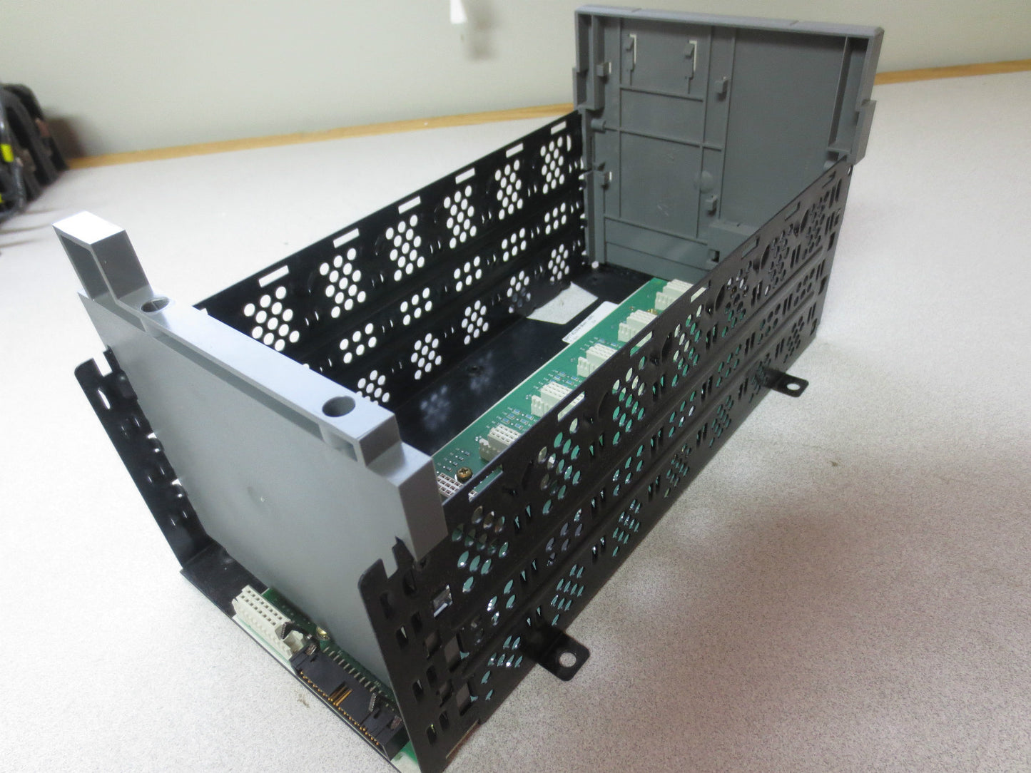 ALLEN-BRADLEY 1746-A7 Ser. B - SLC500 7-SLOT RACK / CHASSIS