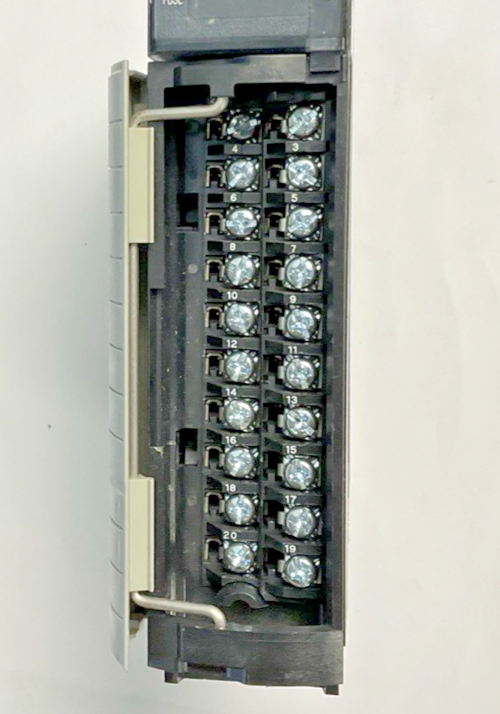 ALLEN BRADLEY 1756-0A16/A AC OUTPUT 120/240VAC 50/60HZ 0.5A 1756-0A16 SER.A