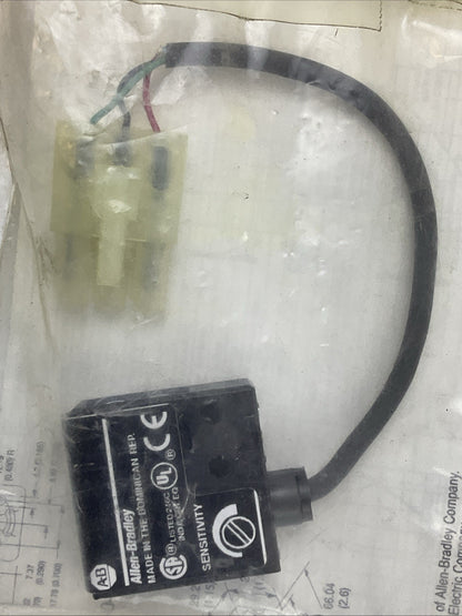 ALLEN BRADLEY 42SMU-7000 SER B 28VDC PHOTOSWITCH RETROREFLECTIVE